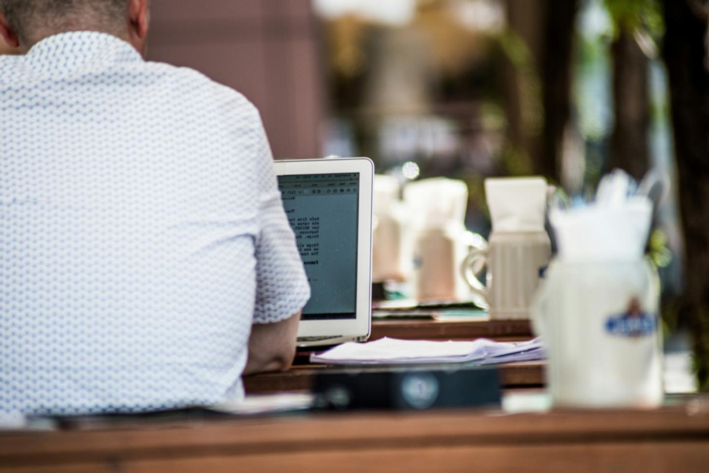 Processus d'analyse financière avec graphiques et données